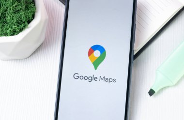 New York, ABD - 1 Ağustos 2024: Google Maps Logosu Telefon Ekranında, Simge Ekranda.