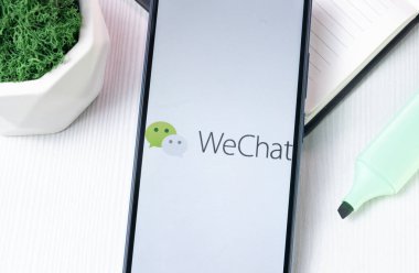 New York, ABD - 1 Ağustos 2024: Telefon Ekranında WeChat Logosu, Ekranda Simge.