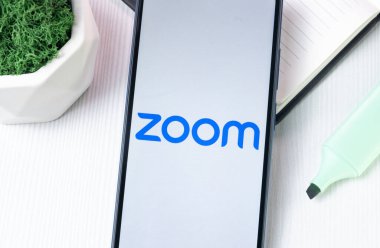 New York, ABD - 1 Ağustos 2024: Telefon Ekranında Zoom Logosu, Görünürde Simge.
