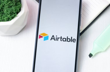 New York, ABD - 1 Ağustos 2024: Telefon Ekranında Airtable Logosu, Simgede Simge.