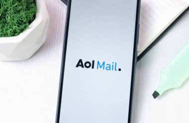 New York, ABD - 1 Ağustos 2024: Telefon Ekranında AOL Posta Logosu, Ekranda Simge.