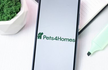 New York, ABD - 1 Ağustos 2024: Pets4Homes Logosu Telefon Ekranında, Simge Görünümünde.