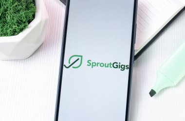 New York, ABD - 1 Ağustos 2024: Telefon Ekranında SproutGigs Logosu, Ekranda Simge.