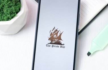 New York, ABD - 1 Ağustos 2024: The Pirate Bay Logo on Phone Screen, Icon on Explay.