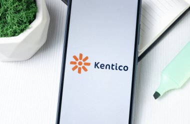 New York, ABD - 1 Ağustos 2024: Kentico Logosu Telefon Ekranı, Simge Görünümü.