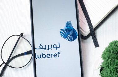 New York, ABD - 1 Ağustos 2024: Luberef Suudi Aramco Üs Petrol Logosu Telefon Ekranında, Şirket Simgesi Görünümünde.