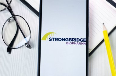 New York, ABD - 1 Ağustos 2024: Strongbridge Biopharma Logosu Telefon Ekranında, Şirket Simgesi Görünümünde.