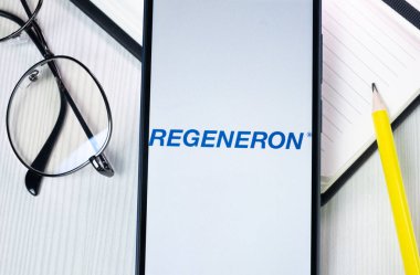 New York, ABD - 1 Ağustos 2024: Regeneron Eczacılık Logosu Telefon Ekranında, Şirket Simgesi Görünümünde.