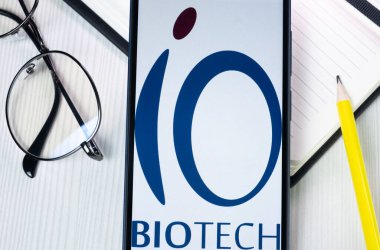 New York, ABD - 1 Ağustos 2024: Telefon Ekranında IO Biyoteknoloji Logosu, Ekranda Şirket Simgesi.