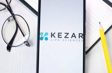 New York, ABD - 1 Ağustos 2024: Kezar Yaşam Bilimleri Logosu Telefon Ekranında, Şirket Simgesi Görünümünde.