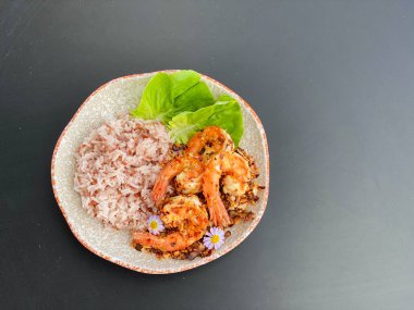 Sebzeli kızarmış karides 