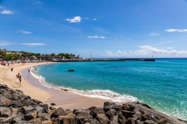 Reunion Island, Saint-Gilles waterfront : Black rocks beach