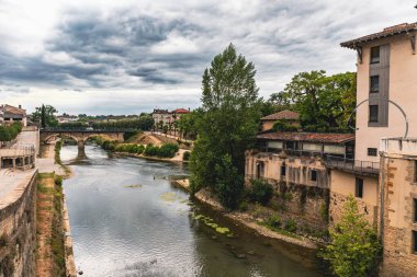 Mont-de-Marsan, Fransa - Midou Nehri şehri geçiyor