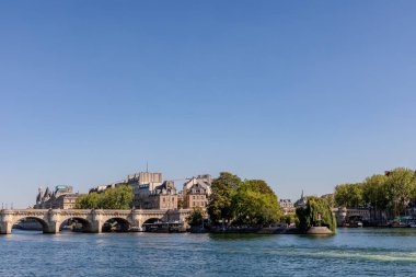 Pont Neuf ve Ile de la Cite, Seine Nehri 'nde. Paris, Fransa