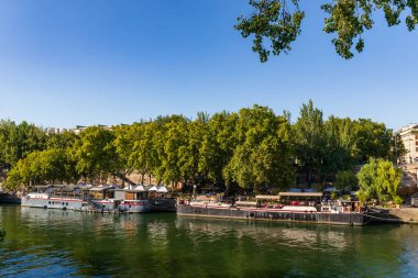 Pont-Marie yakınlarındaki Seine nehrinde bir restoran. Paris, Fransa