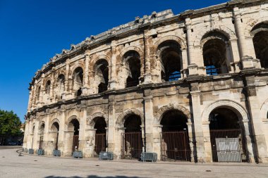 Nimes Arenası, Güney Fransa 'nın Nimes kentinde bulunan bir Roma amfitiyatrosudur. Roma Kolezyumu 'ndan kısa bir süre sonra, M.Ö. 100 civarında inşa edilmiş ve dünyanın en iyi korunmuş Roma amfitiyatrolarından biridir..