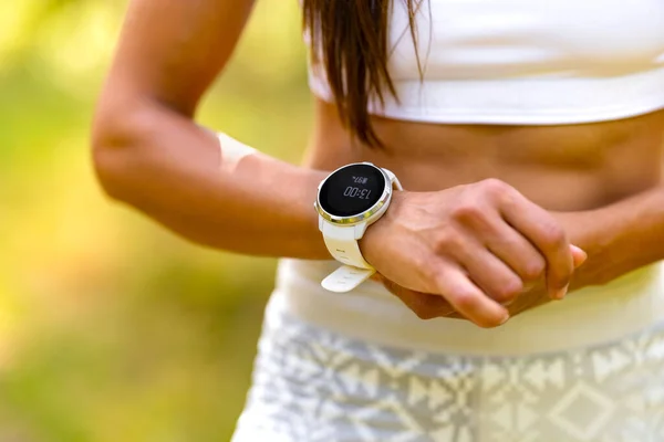 Nahaufnahme Einer Frau Die Eine Fitness Smartwatch Zum Laufen Benutzt — Stockfoto