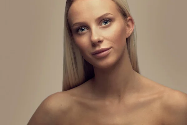 Piękna Uśmiechnięta Blondynka Blond Włosami Studio Brązowy Beżowy Profil Koloru — Zdjęcie stockowe