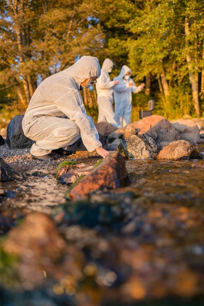 Scientist Collecting Water Sample Seashore Young Researchers Discussing Medical Test — Stock Photo, Image