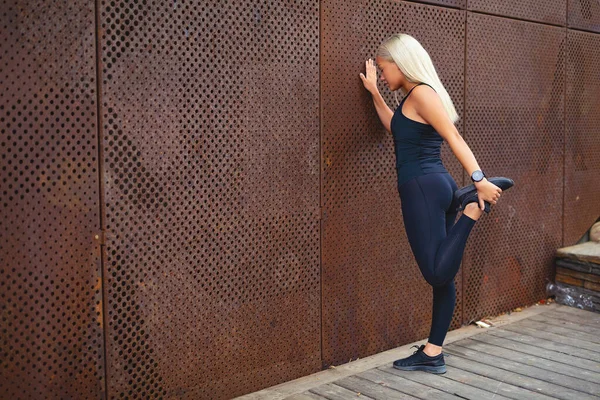Widok Dopasuj Kobieta Rozciągania Treningu Ścianę Metalu Mieście Tyłu Kobiety — Zdjęcie stockowe