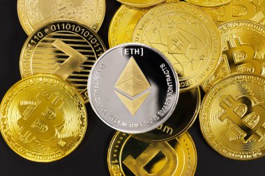 Ethereum 'un siyah arkaplan üzerindeki çeşitli altın kripto para birimlerinin üzerine yakın plan görüntüsü
