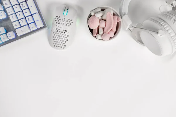 Overhead Ansicht Moderner Geräte Mit Marshmallows Auf Weißem Professionellen Spieltisch — Stockfoto