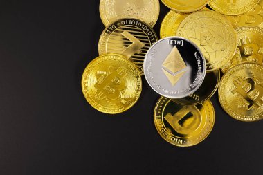 Ethereum 'un siyah arkaplan üzerindeki çeşitli altın kripto para birimlerinin genel görünümü