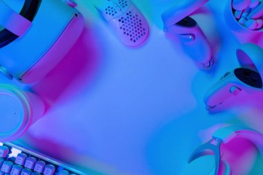 Mavi profesyonel oyun masasındaki klavye ve modern aksesuarların tam üstünde.