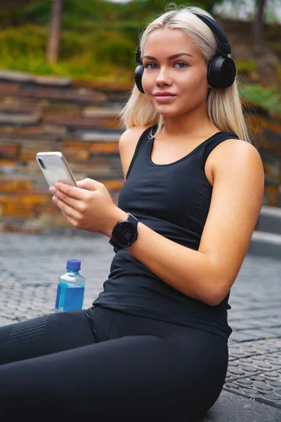 Porträt Einer Sportlichen Frau Die Musik Mit Kopfhörern Und Smartphone — Stockfoto