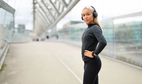 Selbstbewusste Sportliche Blonde Frau Mit Athletischem Körper Schwarzen Trainingsanzug Und — Stockfoto