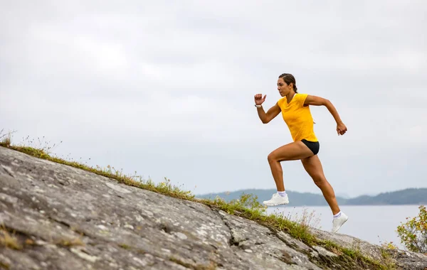 Vista Lateral Mujer Fitness Corriendo Entrenamiento Intervalos Alta Intensidad Una —  Fotos de Stock