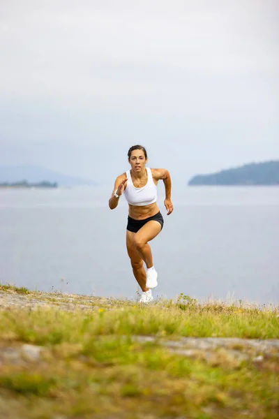 Beslutsam Kvinnlig Idrottsman Kör Eller Hög Intensitet Sprintning Berget Utomhus — Stockfoto