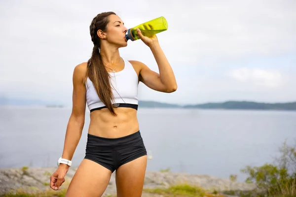 Διψασμένη Ταιριάζει Γυναίκα Αθλητής Πόσιμο Νερό Από Μπουκάλι Κατά Διάρκεια — Φωτογραφία Αρχείου