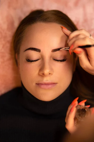 Nahaufnahme Der Kosmetikerin Beim Färben Der Augenbrauen Weiblicher Kunden Salon — Stockfoto