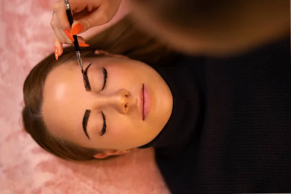 Kosmetikerin Beim Färben Der Augenbrauen Weiblicher Kunden Salon — Stockfoto