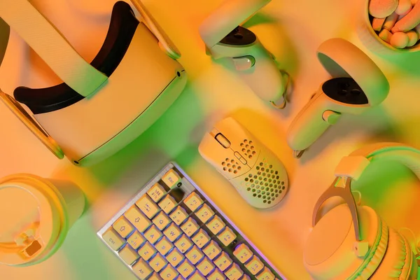Overhead Ansicht Der Tastatur Modernes Zubehör Auf Orangefarbenem Professionellen Spieltisch — Stockfoto