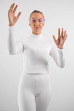 Akıllı gözlük takan ve beyaz arka planda duran kendine güvenen bir kadının portresi