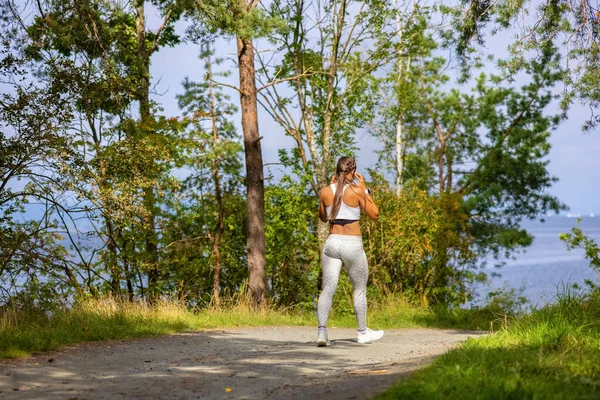 Bakifrån Atletisk Kvinna Promenader Väg Skogen Högintensiv Intervallträning — Stockfoto