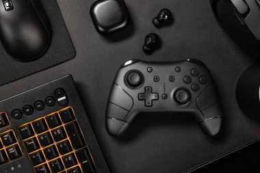 Kahve fincanı ile siyah masanın üzerindeki çeşitli modern cihazların tam üstünde.