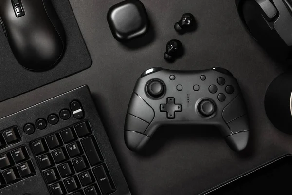 Flachbild Eines Gaming Controllers Inmitten Verschiedener Moderner Geräte Auf Schwarzem — Stockfoto