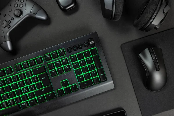 Flache Lageaufnahme Einer Grün Beleuchteten Tastatur Umgeben Von Verschiedenen Modernen — Stockfoto