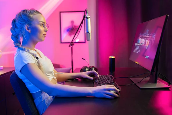 Konzentriertes Spielermädchen Mit Brille Beim Online Videospiel Auf Ihrem Zimmer — Stockfoto