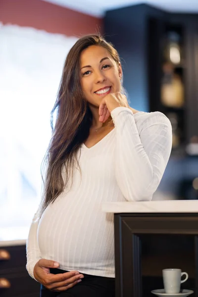 Glückliche Schwangere Und Erwartungsvolle Mutter Berührt Schwangerschaftsbauch Sanft Lässiger Kleidung — Stockfoto
