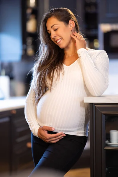 Lächelnde Schwangere Mutter Berührt Schwangerschaftsbauch Sanft Lässiger Kleidung Glücklich Und — Stockfoto