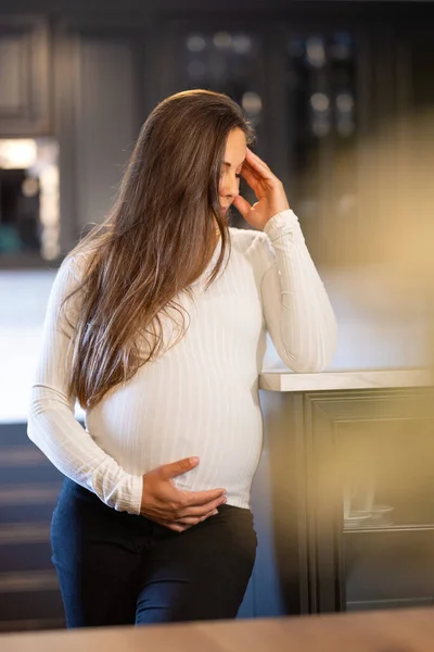 Müde Schwangere Frau Drinnen Erwartungsvoll Kleidung Gekleidet — Stockfoto