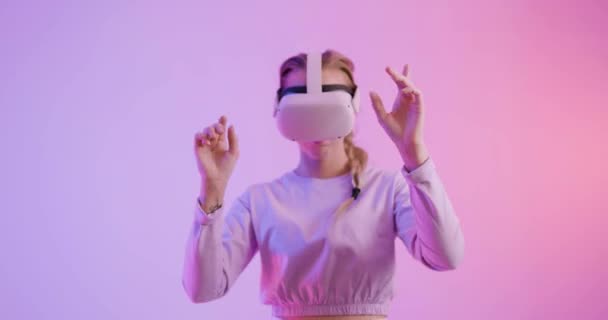 Junge Schöne Blonde Frau Trägt Headset Mit Händen Einem Virtuellen — Stockvideo
