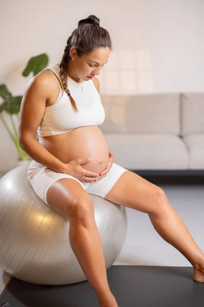 Gyönyörű Terhes Várandós Gyakorló Otthon Nem Edzés Egy Bosu Labdát — Stock Fotó