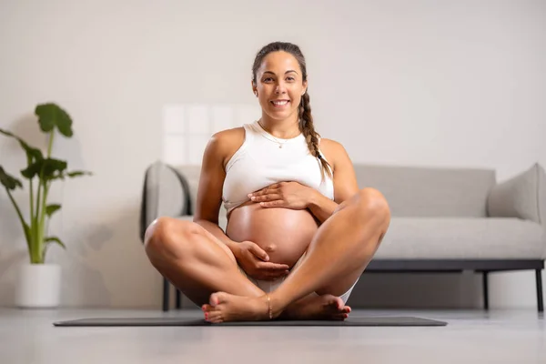Těhotná Žena Dělá Doma Pilates Jógu Matraci Dívá Kamery Usmívá — Stock fotografie