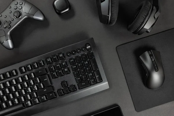 Masanın Üzerinde Çeşitli Modern Siyah Kablosuz Cihazların Düz Görüntüsü Var — Stok fotoğraf