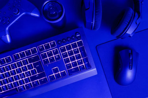 Mavi Masadaki Çeşitli Modern Kablosuz Cihazlar Tarafından Beyaz Işıklı Klavyenin — Stok fotoğraf